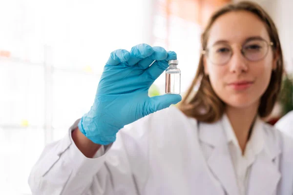 Caucasian Woman Scientist Researcher Looking Holding Small Medium Glass Bottle — Foto de Stock