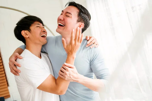 Retratos Feliz Casal Gay Asiático Milenar Abraçando Abraçando Sorrindo Rindo — Fotografia de Stock