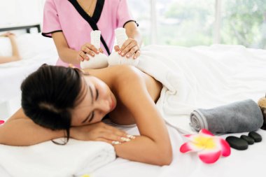 Çekici genç bir kadın oteldeki bir terapistten Asya 'daki lüks bir kaplıca salonunda masaj yaptırıyor. Spa salonu, sağlık merkezi ve kaplıcadaki iyileştirme konsepti..