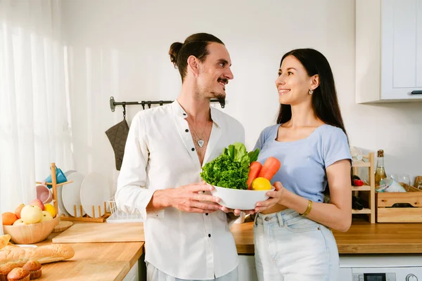 Ein Lächelndes Kaukasisches Glückliches Paar Steht Der Küche Und Hält — Stockfoto