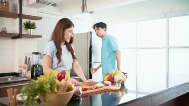 Happy Couple Prepares Cooks Healthy Salad Vegetables Home Kitchen Fun — стоковое видео