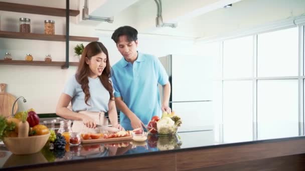 Happy Couple Prepares Cooks Healthy Salad Vegetables Home Kitchen Fun — стоковое видео