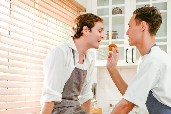 Retrato Feliz Pareja Gay Caucásica Vistiendo Delantales Sonriendo Disfrutando Cocinando —  Fotos de Stock