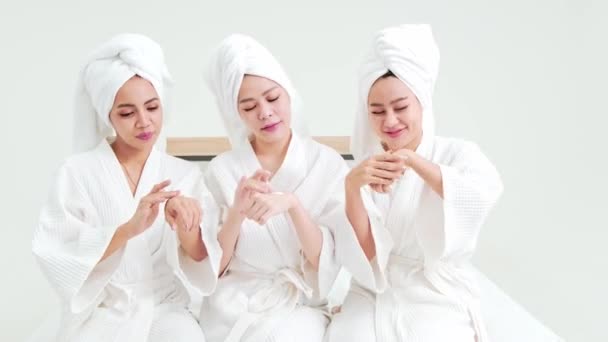Heureuses Trois Jeunes Femmes Asiatiques Amies Portant Des Peignoirs Une — Video