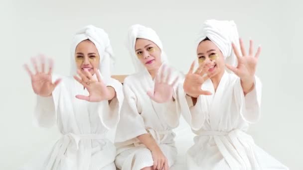 Três Jovens Mulheres Asiáticas Roupões Banho Toalhas Cabeça Gostam Conversar — Vídeo de Stock