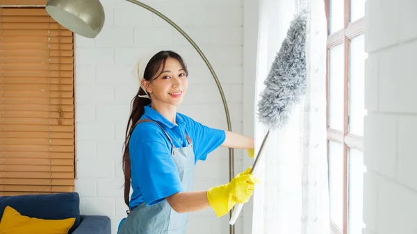 Азиатская Молодая Профессиональная Уборщица Работает Доме Девушка Моет Занавес Окно — стоковое фото