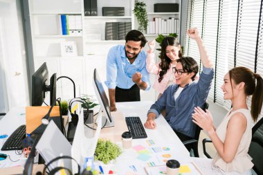 Asyalı genç iş adamlarından oluşan neşeli bir grup, bir elini kaldırdı ve başarı duygusuna sahipler ve toplantı boyunca meslektaşları mutlular. Bir toplantıda iş adamlarının çeşitliliği.