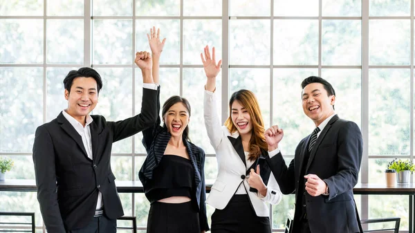 Group Male Female Asian Businessmen Colleagues Smiling Standing Happily Together Imágenes de stock libres de derechos