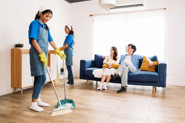 Jovens Profissionais Serviço Limpeza Mulheres Trabalhadoras Que Trabalham Casa Varre — Fotografia de Stock
