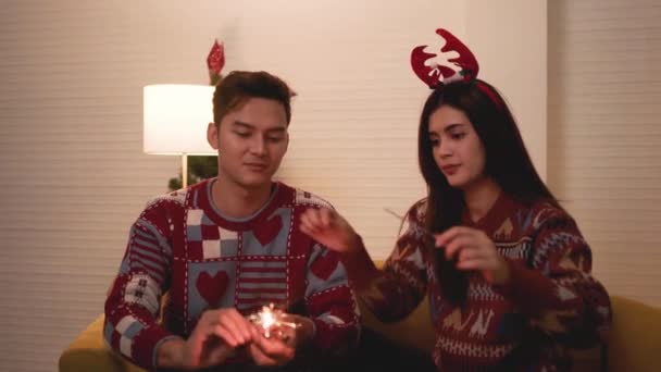 Счастливая Азиатская Пара Зажигает Наслаждается Искрами Гостиной Дома Отпраздновать Романтическую — стоковое видео
