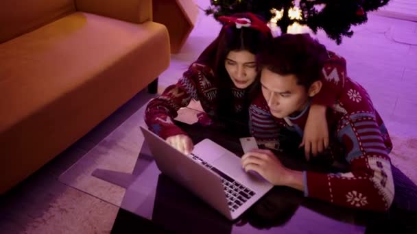 Happy Young Asian Couple Love Sitting Floor Online Shopping Type — Stock Video
