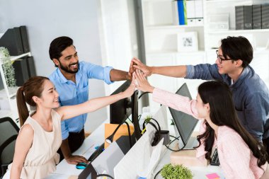 Genç Asyalı, Hintli ve Taylandlı girişimcilerden oluşan bir ekip başarılı bir pazarlama planı yapmak için birbirleriyle iş toplantıları yapıyor, teşvik ediyor ve beşlik çakıyorlar. Takımın çeşitliliği.