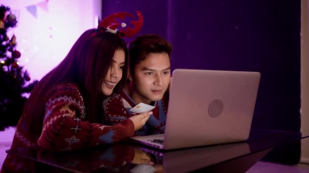 Szczęśliwa Zakochana Młoda Azjatycka Para Siedzi Podłodze Robią Zakupy Online — Wideo stockowe