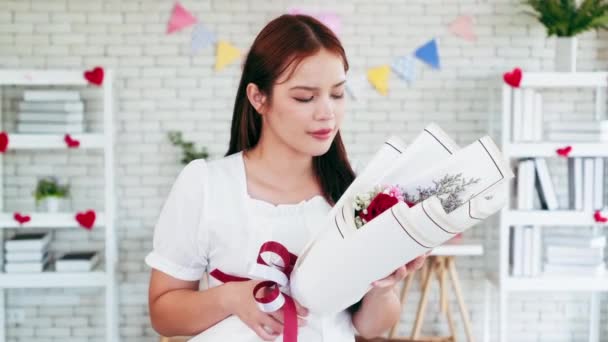 Atractiva Mujer Asiática Adulta Joven Enamorada Sosteniendo Regalo Floral Novio — Vídeos de Stock