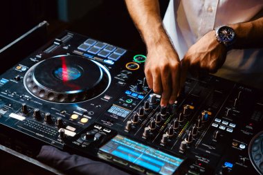 Kapat DJ canlı set çalar ve gece kulübündeki konsolda müzik karıştırır. Disk Şakacı Eller kulüp partisinde ses karıştırıcı istasyonunda. Müzik çalmak ve parti yapmak için DJ karıştırıcı denetleyici paneli.