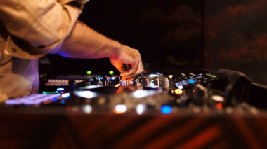 Kapat DJ canlı set çalar ve gece kulübündeki konsolda müzik karıştırır. Disk Şakacı Eller kulüp partisinde ses karıştırıcı istasyonunda. Müzik çalmak ve parti yapmak için DJ karıştırıcı denetleyici paneli.