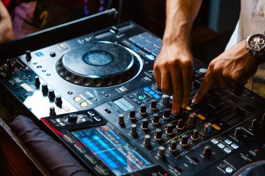 Kapat DJ canlı set çalar ve gece kulübündeki konsolda müzik karıştırır. Disk Şakacı Eller kulüp partisinde ses karıştırıcı istasyonunda. Müzik çalmak ve parti yapmak için DJ karıştırıcı denetleyici paneli.