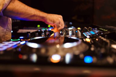 Kapat DJ canlı set çalar ve gece kulübündeki konsolda müzik karıştırır. Disk Şakacı Eller kulüp partisinde ses karıştırıcı istasyonunda. Müzik çalmak ve parti yapmak için DJ karıştırıcı denetleyici paneli.