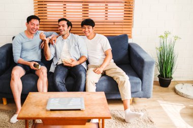 Eşcinseller kanepede oturur, patlamış mısır yer ve oturma odasındaki TV 'nin keyfini çıkarırlar. Üç LGBT Kafkasyalı ve Asyalı birlikte yaşıyor. Eşcinsel arkadaşlığın çeşitliliği.