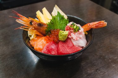 Japon kaisendon deniz ürünleri kasesi, somon, ton balığı, karides, ikura, tamago ve pilav üzeri wasabi. Canlı geleneksel bir yemek, Tokyo, Japonya 'da çekildi, otantik Japon mutfağı ve kültürü sergileniyor.