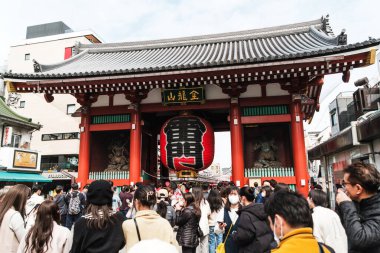 Tokyo, Japonya - 6 Mart 2023 - Turistler Asakusa, Tokyo 'daki Sensoji Tapınağı' nın sembolik kırmızı kapısı Kaminarimon 'da toplandılar. Dev bir fener, bu tarihi yer, ziyaret edilmesi gereken kültürel bir cazibedir..