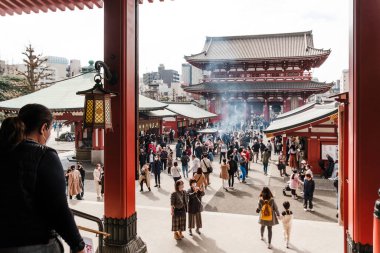 Tokyo, Japonya - 6 Mart 2023 - Sensoji Tapınağı turistler ve ibadet edenlerle dolup taşıyor. Bu tarihi Budist bölgesi, canlı kültürü, gelenekleri ve mimarisi ile bilinen en iyi seyahat yeridir..