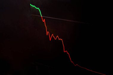 Dramatik borsa fiyat tablosu, yeşil tepe üzerine dik kırmızı düşüşü, ekonomik krizi, panik satışını veya gerçek zamanlı verilerde gümrük vergisiyle ilgili finansal çöküşü gösteriyor.