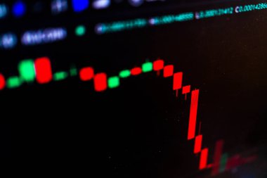 Kırmızı şamdan grafiği keskin bir fiyat düşüşünü gösteriyor, borsa çöküşünü ya da ticari savaş ya da gümrük vergilerinin neden olduğu ekonomik çöküşü gösteriyor. Finans, ticaret veya kriz içeriği için ideal.