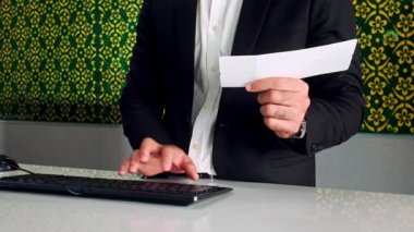 Havaalanı kayıt gişesindeki havayolu çalışanlarının yakın çekimleri, uçuş öncesi uçuş kartı ve daktilo, profesyonel seyahat yardımı ve yolcu hizmeti sağlama.