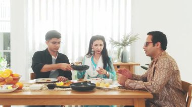 Üç Hintli arkadaş evde geleneksel bir yemeğin tadını çıkarıyorlar. Yemek masası etrafında yemek ve sohbetler, şenlikli bir aile ortamında sıcaklığı, kültürü ve konukseverliği yansıtıyor..