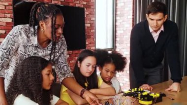 Çeşitli çocuklar sınıfta robotik öğreniyor ve öğretmen rehberliğinde kodluyor, robot oyuncaklar yapıyor ve programlıyor, BTMM eğitimini ve okul projelerinde uygulamalı teknik becerileri destekliyorlar..