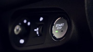 Elektrikli bir aracı kapatmak için parmakla dur düğmesine basıyorsun. Akıllı enerji kontrolü, modern sürüş ve sürdürülebilir teknolojiyi temsil eden günlük EV kullanımı kavramı.