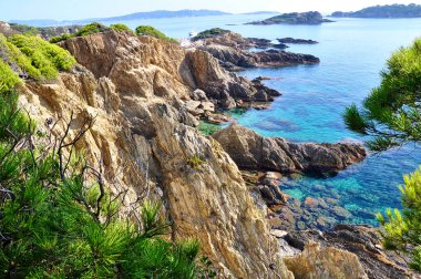 Porquerolles yakınlarındaki Giens Yarımadası manzarası. Fransız Akdeniz 'in Kayalık Kayalıkları ve Turkuaz Suları