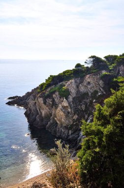 Porquerolles yakınlarındaki Giens Yarımadası manzarası. Fransız Akdeniz 'in Kayalık Kayalıkları ve Turkuaz Suları