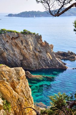 Porquerolles yakınlarındaki Giens Yarımadası manzarası. Fransız Akdeniz 'in Kayalık Kayalıkları ve Turkuaz Suları