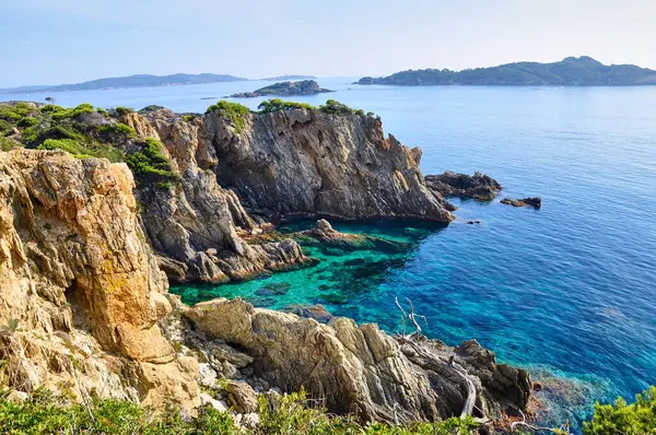 Porquerolles yakınlarındaki Giens Yarımadası manzarası. Fransız Akdeniz 'in Kayalık Kayalıkları ve Turkuaz Suları