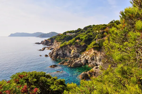 Fransa 'nın Rocky Sahili' nin güney sahilinin muhteşem manzarası.