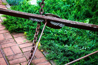 Kablolu çelik çerçevenin yatay renkli fotoğrafı, seçici odaklı çim üzerinde tarım aracı.