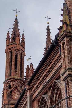 Vilnius 'taki St. Anne Katolik Kilisesi, 14. yüzyılın sonlarında Litvanyalı Büyük Düşes Anna tarafından kurulmuş, Barok ve Neo-Gotik tarzlarda inşa edilmiştir.