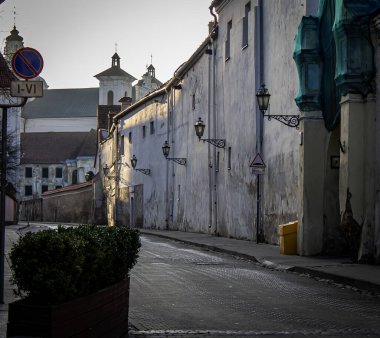 Vilnius 'ta sokak lambaları olan eski bir kasaba. Tarihi yerler..