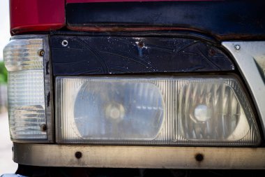 Renkli yatay fotoğraf, araba farı yakın çekim, kamyon tamponu, araç ön görüş.