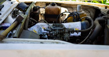 Eski bir arabanın karbüratörü, yakın plan. Araba tamiri.