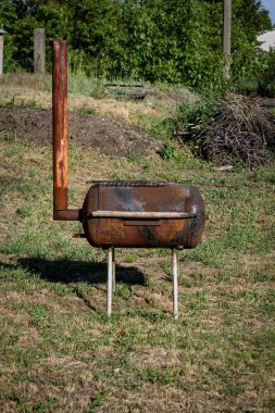 Isıtma suyu için ısıtıcıdan kendi kendine yapılmış barbekü. Metalden yapılmış.