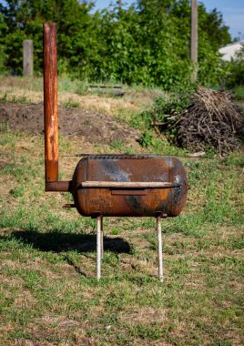 Isıtma suyu için ısıtıcıdan kendi kendine yapılmış barbekü. Metalden yapılmış.