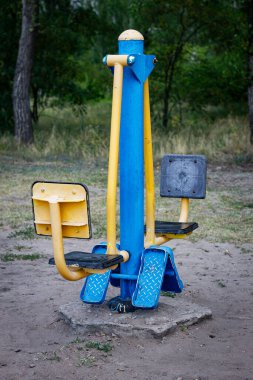 Dikey renkli fotoğraf, sağlıklı bir yaşam tarzı için spor ekipmanı ağaçların arasında güneşli bir günde..