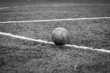 Siyah ve beyaz yatay fotoğraf, köşe tabelasında futbol topu, futbol sahasının arka planı, stadyum..