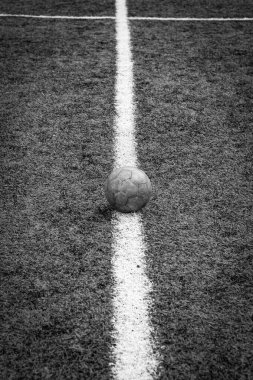 Siyah-beyaz dikey fotoğraf, futbol topu beyaz çizgi üzerinde suni saha futbol sahası, futbol sahası arka plan, stadyum.