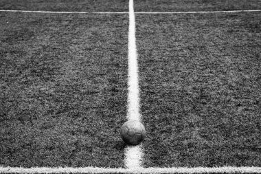 Siyah ve beyaz yatay fotoğraf, beyaz çizgi üzerinde futbol topu suni saha futbol sahası, futbol sahası arka plan, stadyum..