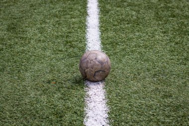 Renkli yatay fotoğraf, futbol topu suni saha futbol sahasında, futbol sahasında, stadyumda..