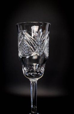 Kristal şarap kadehlerini entrika keserek geometrik desenler ve yansıtıcı bir yüzey oluşturarak şeffaflıklarını artırdılar. Gözlüklerin uzun sapları ve ince bir şekli var..